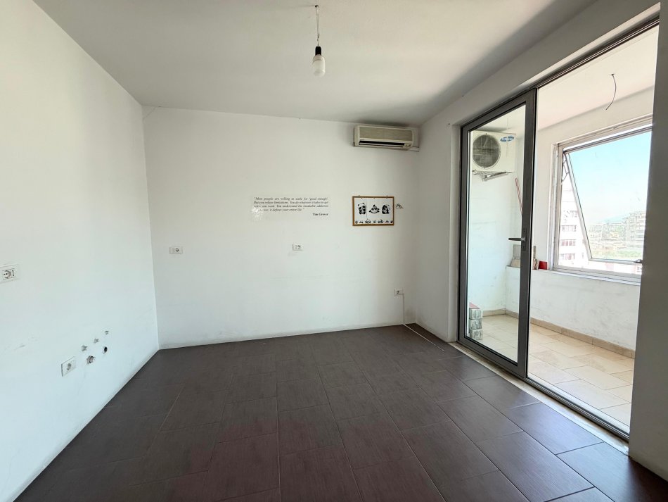 Tirane, jepet me qera zyre Kati 6, 116 m² 700 € (Zogu i Zi)