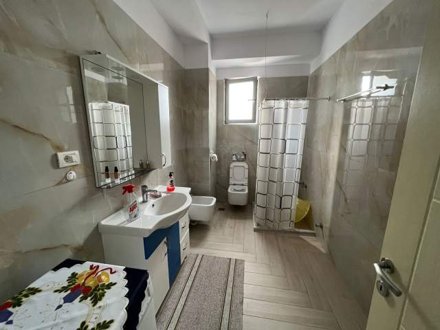 Korce, jepet me qera apartament 1+1+BLK Kati 7, 87 m² 250 Euro (Terminali i Autobuzave)