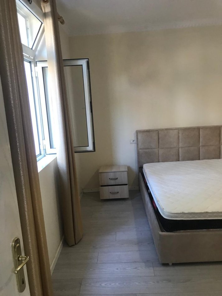 Tirane, jepet me qera apartament 1+1 Kati 1, 70 m² 400 € (Ali Demi)