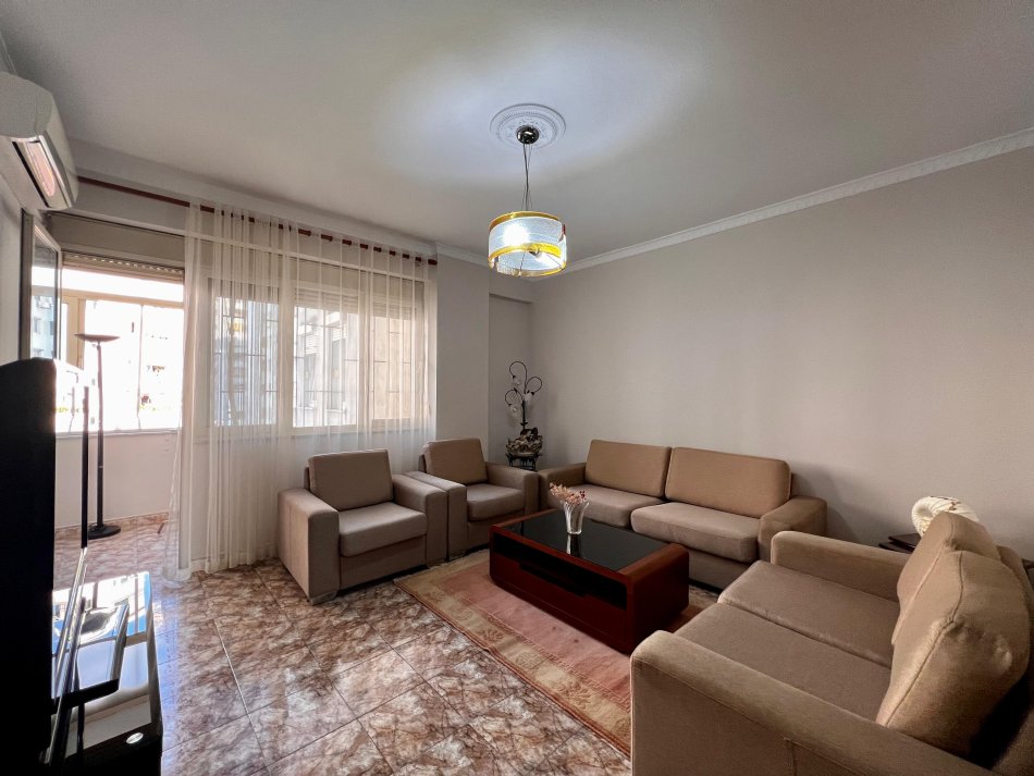 Tirane, jepet me qera apartament 2+1+Ballkon Kati 6, 96 m² 600 € (Bulevardi Zogu i Pare)