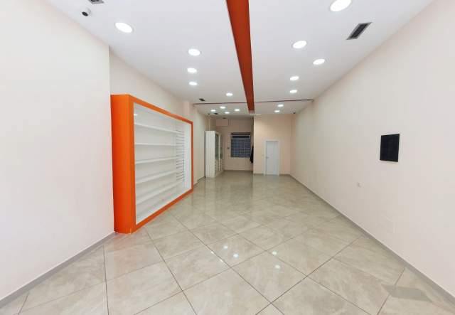 Tirane, jepet me qera ambjent biznesi 55 m² 700 Euro