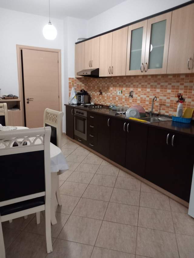 Tirane, jepet me qera apartament 1+1 Kati 2, 72 m² 30.000 Leke (Rruga Muhamed Deliu)