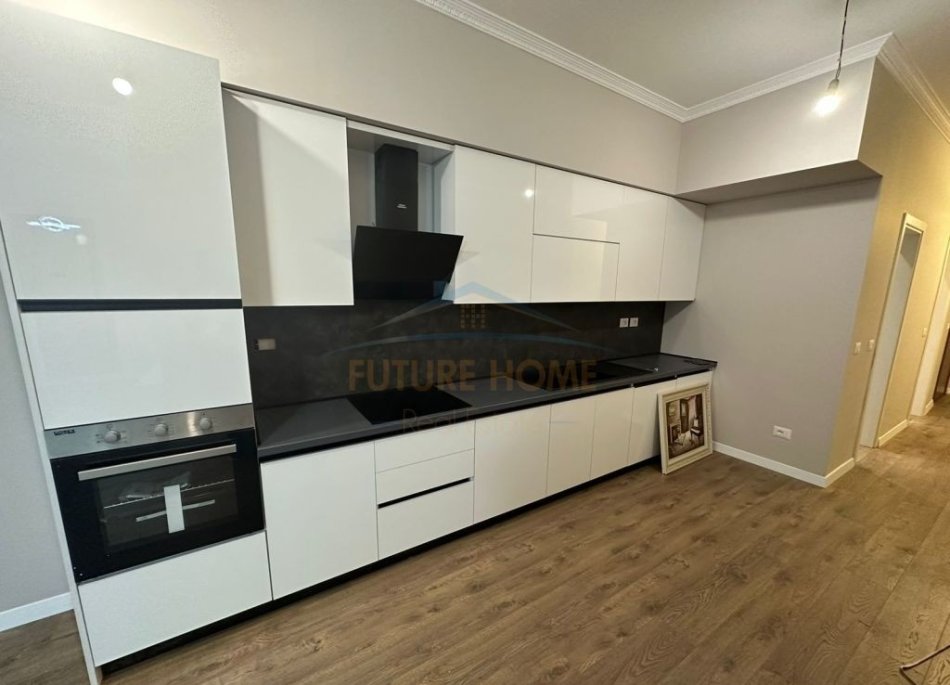 Tirane, jepet me qera apartament 2+1+Ballkon Kati 2, 120 m² 800 € (Komuna e Parisit, Kompleksi Kika 1)
