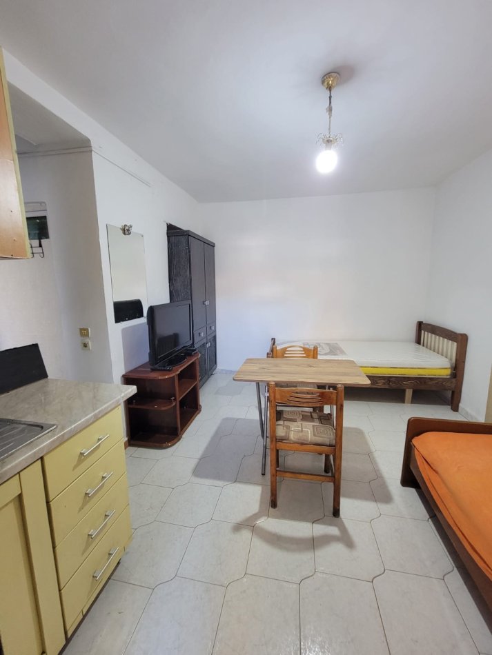 Tirane, jepet me qera garsonier 1+1 Kati 1, 30 m² 250 € (Shkolla Kongresi Lishnjes)
