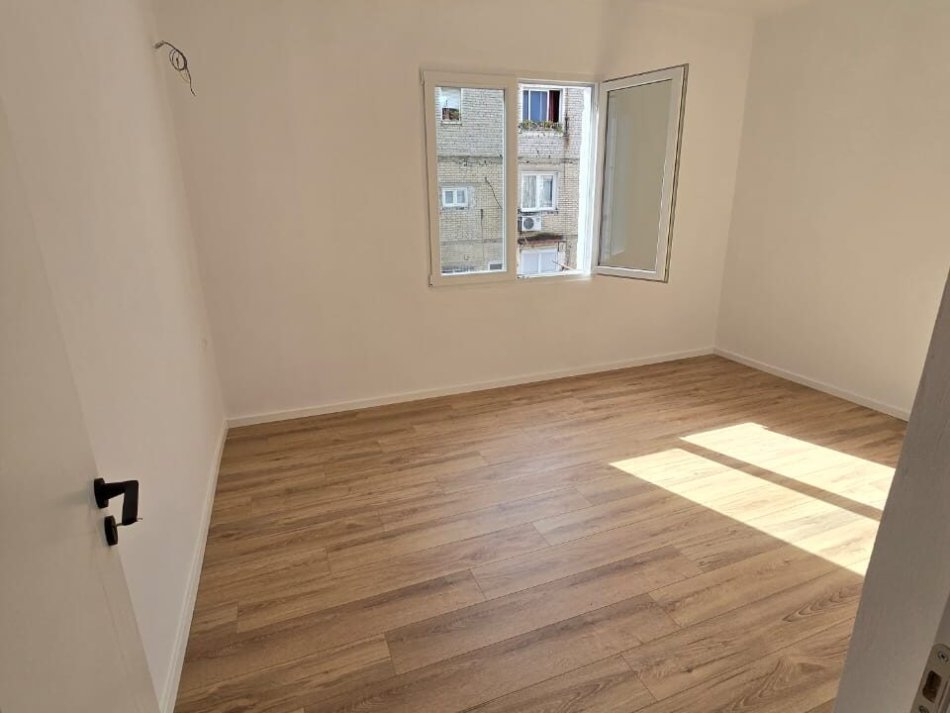 Tirane, shitet apartament 2+1+Ballkon Kati 3, 75 m² 129.000 € (OXHAKU)