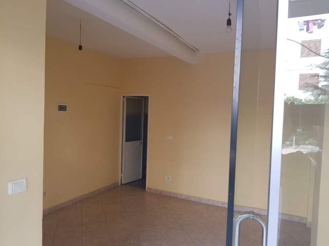 Elbasan, jepet me qera dyqan 39 m² 10000 Leke