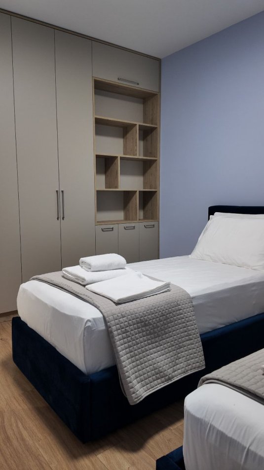 Tirane, jepet me qera apartament 2+1 Kati 3, 105 m² 1.100 € (pazari i ri)