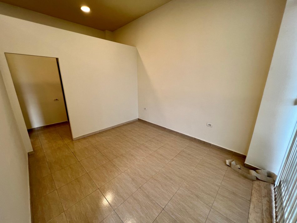 Tirane, jepet me qera ambjent biznesi Kati 0, 44 m² 550 € (Bulevardi gjergj fishta)