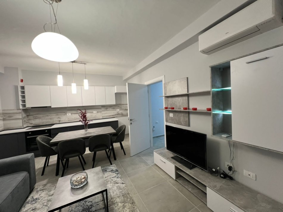 Tirane, jepet me qera apartament 1+1 Kati 4, 72 m² 500 € (rruga Peti)