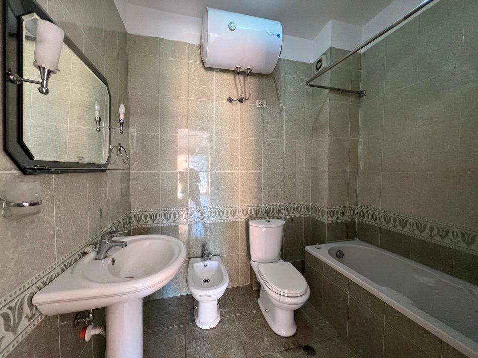 Tirane, jepet me qera apartament 2+1+Ballkon Kati 5, 100 m² 500 € (Selvia)