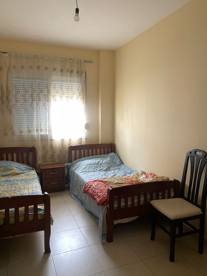 Tirane, jepet me qera apartament 2+1+Ballkon Kati 5, 85 m² 400 € (Komuna e Parisit ,prane kika 2)
