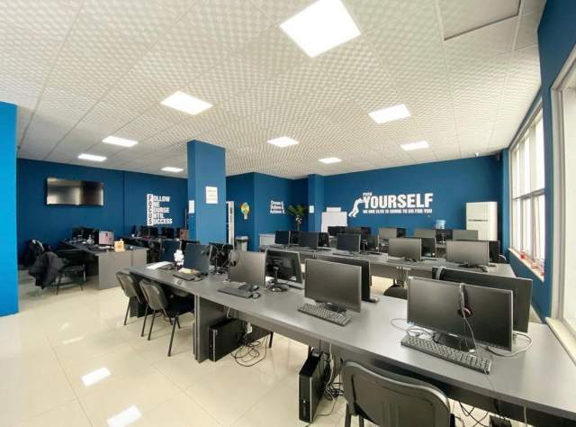 Tirane, jepet me qera ambjent biznesi Kati 2, 330 m² 2.000 Euro (Rruga BARDHYL, Tirane)