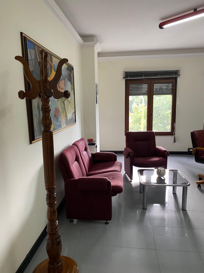 Tirane, jepet me qera zyre Kati 3, 100 m² 1.000 € (Rruga E Elbasanit)