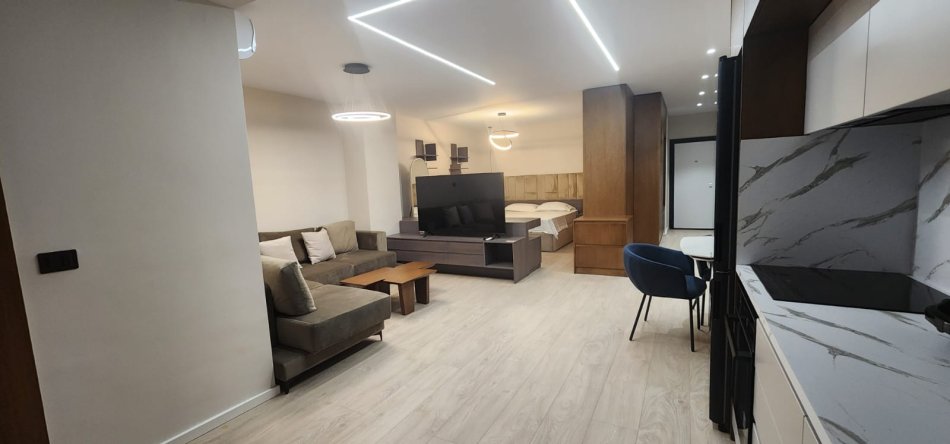 Tirane, jepet me qera apartament 1+1 Kati 6, 900 € (Zone qendrore)
