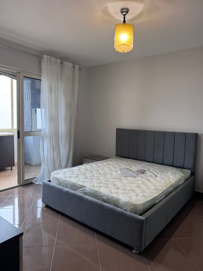 Tirane, jepet me qera apartament 2+1+Ballkon Kati 8, 110 m² 650 € (Rruga e kavajes , rruga sali butka , prapa square 21)