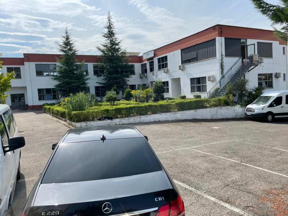 Tirane, jepet me qera ambjent biznesi Kate 2, 2.000 m² 6.500 € (Prush)