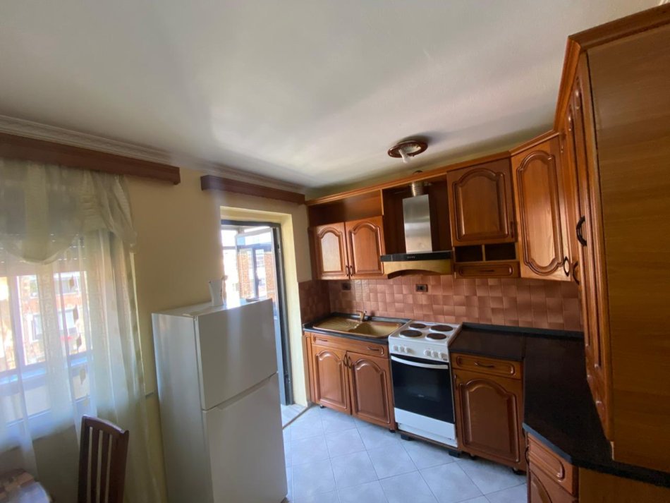 Tirane, jepet me qera apartament 2+1 Kati 5, 500 € (Mbrapa Restorant Durresit)