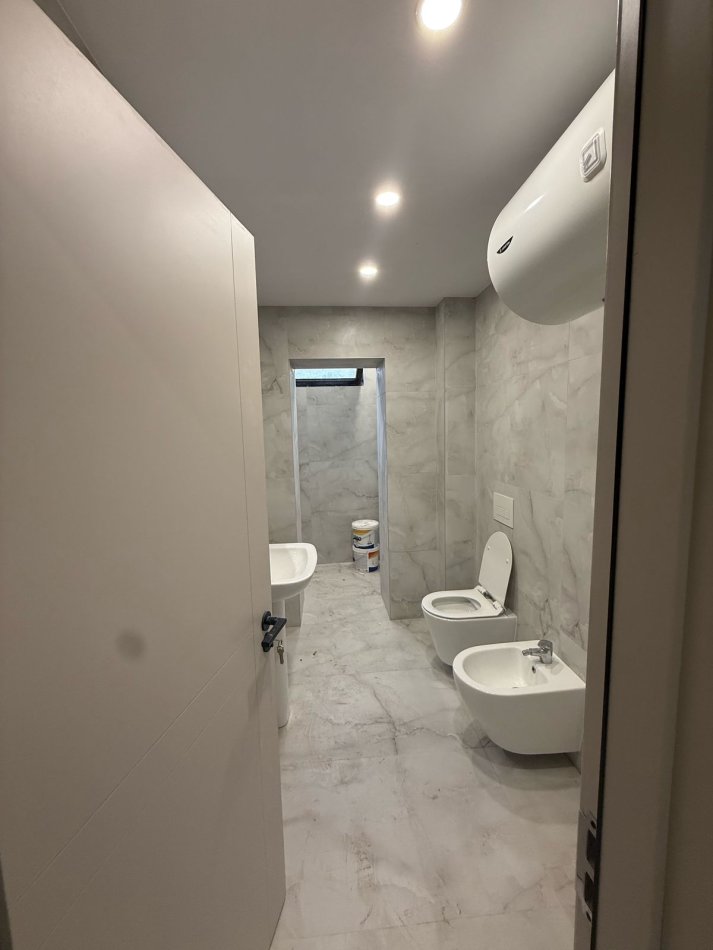Tirane, jepet me qera ambjent biznesi Kati 0, 80 m² 1.500 € 