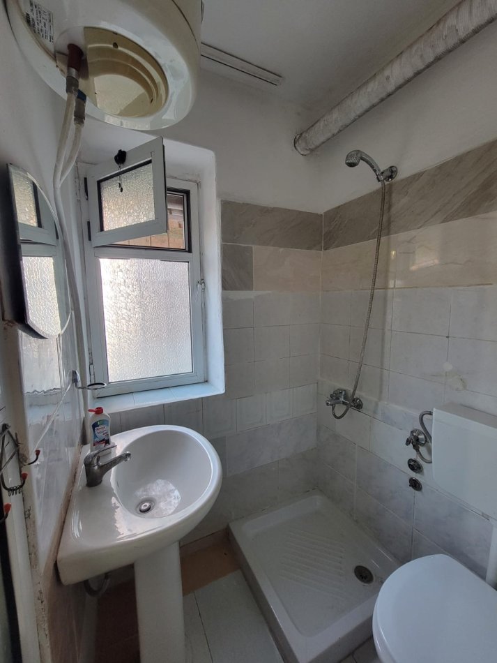 Tirane, jepet me qera garsonier 1+1 Kati 1, 30 m² 250 € (Shkolla Kongresi Lishnjes)