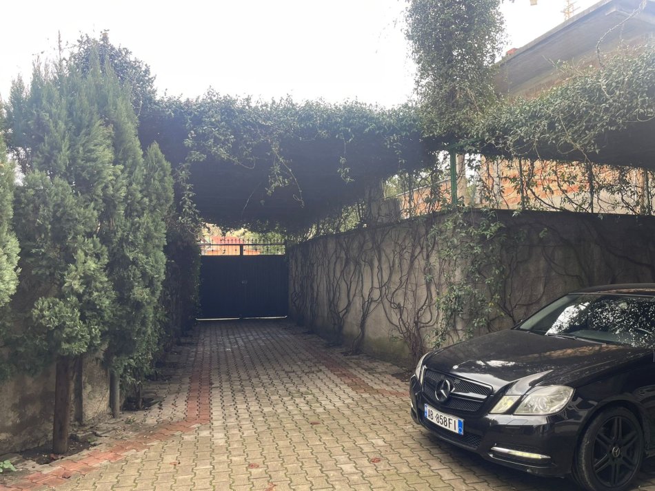 Tirane, jepet me qera Vile 3+1+Aneks+Ballkon Kati 1, 580 m² 1.000 € (rrtuga jordan misja)