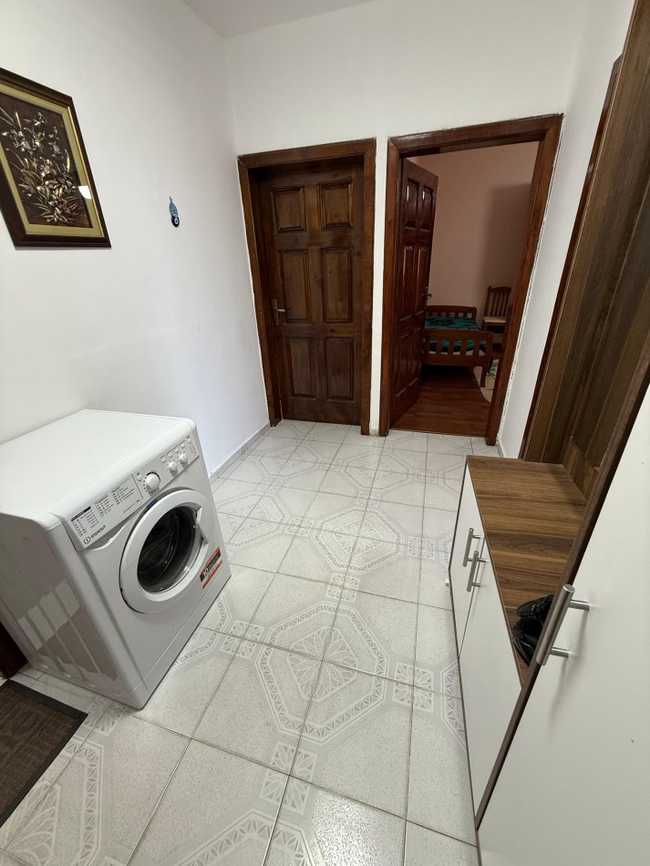 Tirane, jepet me qera apartament 2+1 Kati 5, 85 m² 450 € (ish parku i autobuzave)