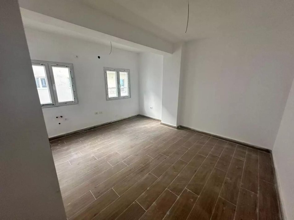 Selite mbi Universitetin Marin Barleti, shitet apartament 1+1 Kati 3, 50 m² 74000 €