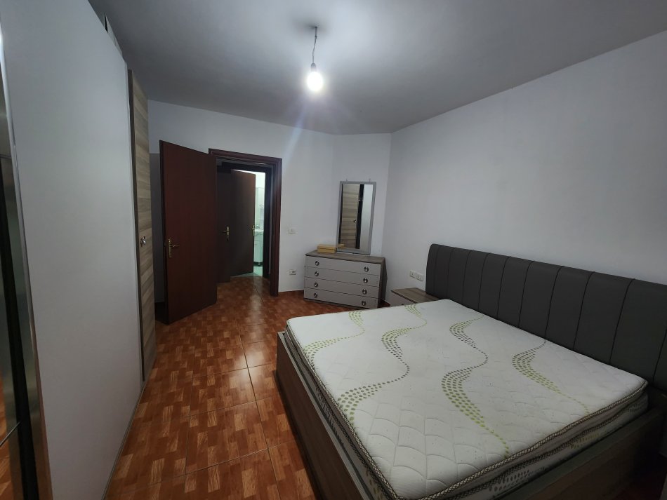 Tirane, jepet me qera apartament 2+1+Ballkon Kati 4, 120 m² 400 € (Misto mame)