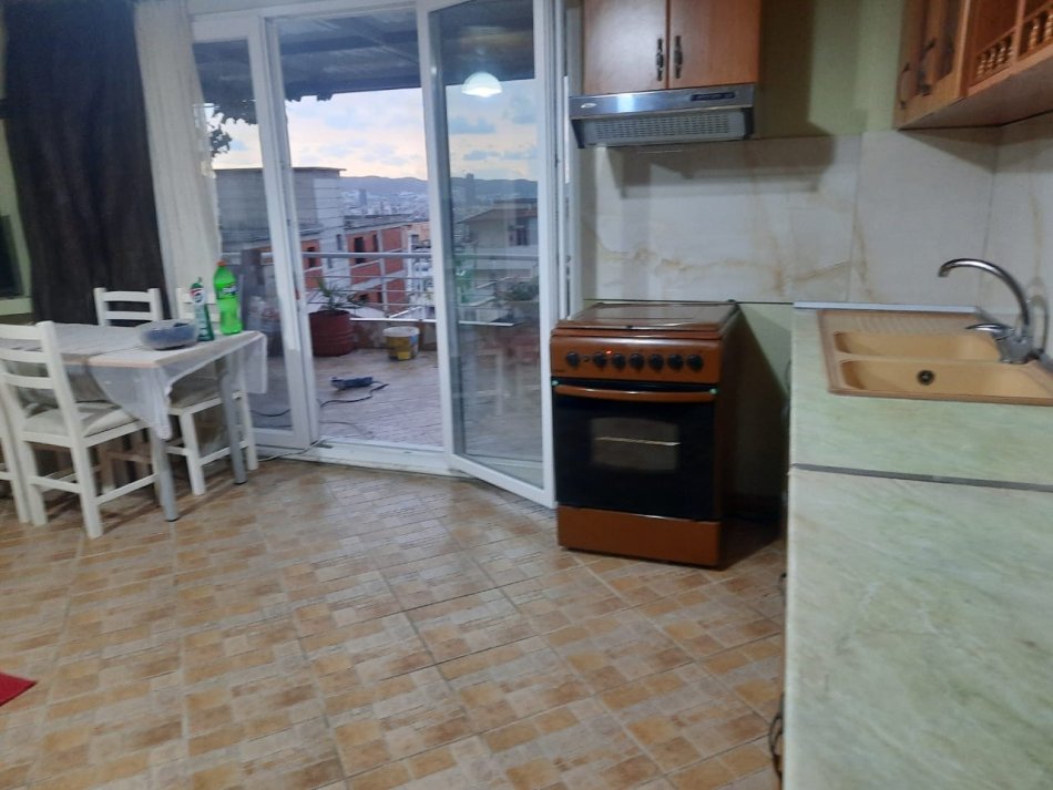Tirane, jepet me qera Vile 1+1+Ballkon Kati 3, 70 m² 331 € (Kodra e priftit , prane shkolles mrekullia, Rruga marie kraja)