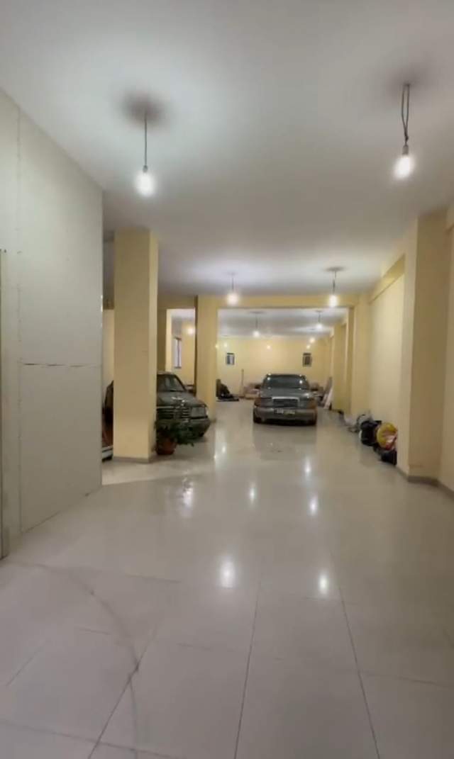 Tirane, jepet me qera magazine Kati 0, 380 m² 1.600 Euro (Ish Restorant Durresi)