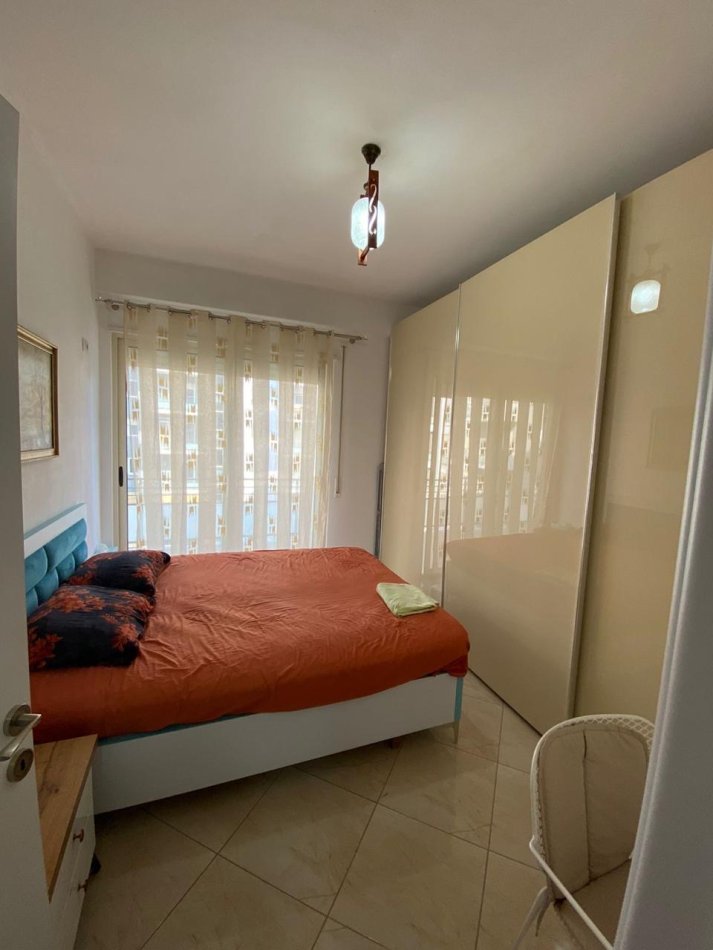 Tirane, jepet me qera apartament 1+1+Ballkon Kati 5, 65 m² 450 € (Golden Park , rruga Kavajes)