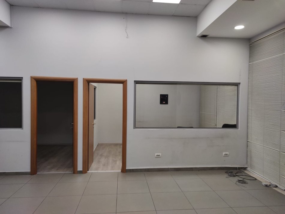Jepet me qera zyre te Kristal Center 108 m2  me  4 poste parkimi 1400 euro ( Ideale per zyra te ndryshme , qender estetike , klinika etje )