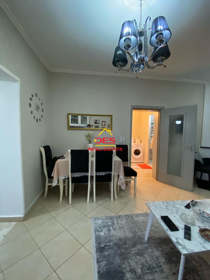Vlore, shitet shtepi 2+1 Kati 0, 280 m² 180,000 € (Rruga Andrea Varfi)