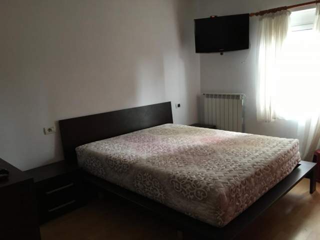 Tirane, jepet me qera apartament 2+1 Kati 5, 80 m² 50.000 Leke (rruga Petro Nini Luarasi)