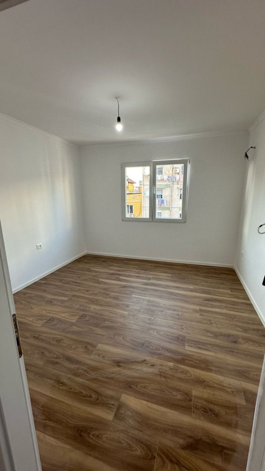 Tirane, shitet apartament 2+1+Ballkon Kati 4, 75 m² 148.000 € (Rr Kavajes)