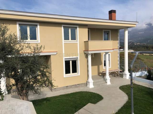 Tirane, shitet Vile 4+1+A+BLK Kati 0, 485 m² 340.000 Euro (Farke e Madhe)