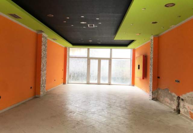 Tirane, jepet me qera ambjent biznesi 88 m² 30.000 Leke