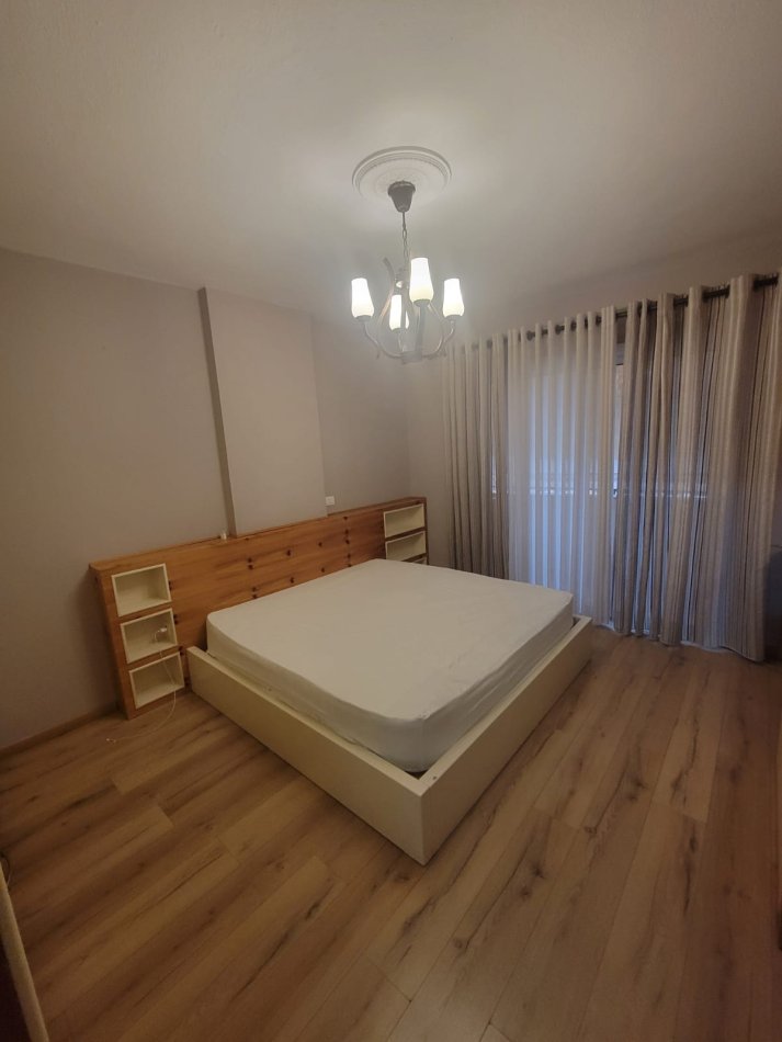 Tirane, jepet me qera apartament 1+1+Aneks Kati 3, 72 m² 600 € (Komuna e Parisit)