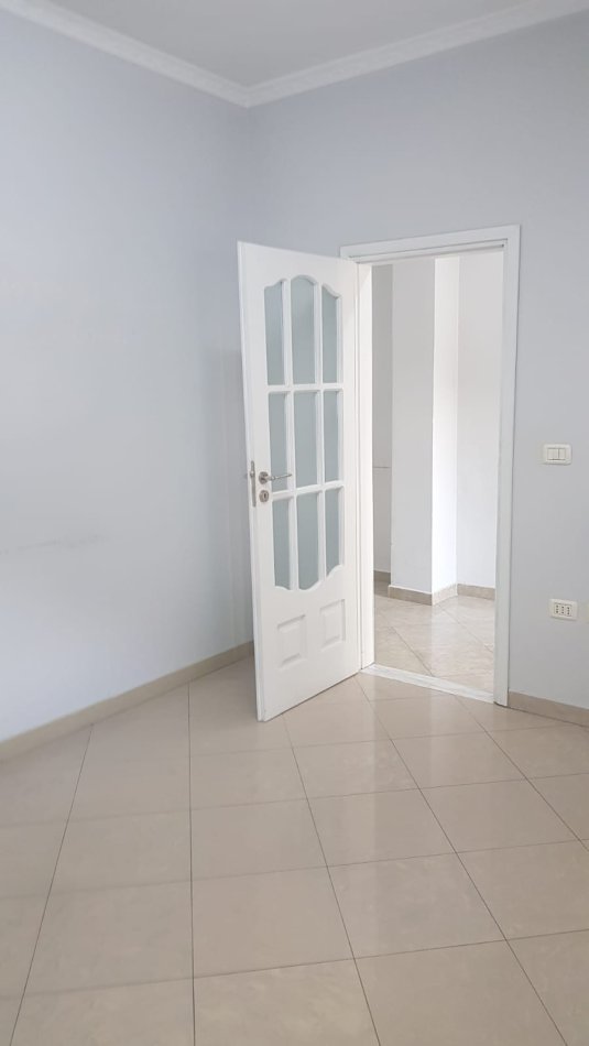 Tirane, jepet me qera ambjent biznesi Kati 2, 650 € (Kongresi Manastirit)