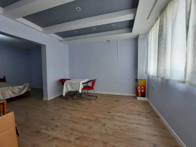 Tirane, jepet me qera ambjent biznesi Kati 1, 130 m² 1.200 Euro