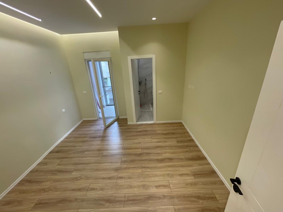 Tirane, jepet me qera apartament 2+1 Kati 2, 106 m² 700 € (Ali Demi)