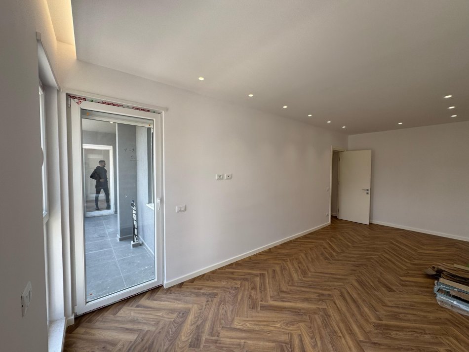 Tirane, shitet apartament 2+1 Kati 3, 97 m² 128.000 € (univers city residence)