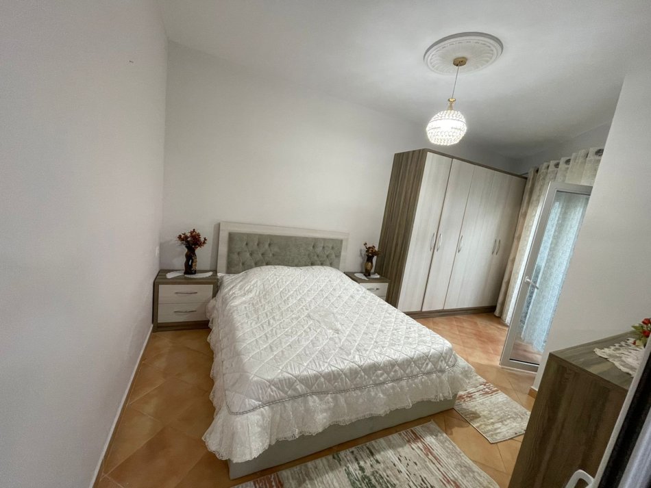 Tirane, jepet me qera apartament 1+1 Kati 3, 70 m² 600 € (liqeni i thate)