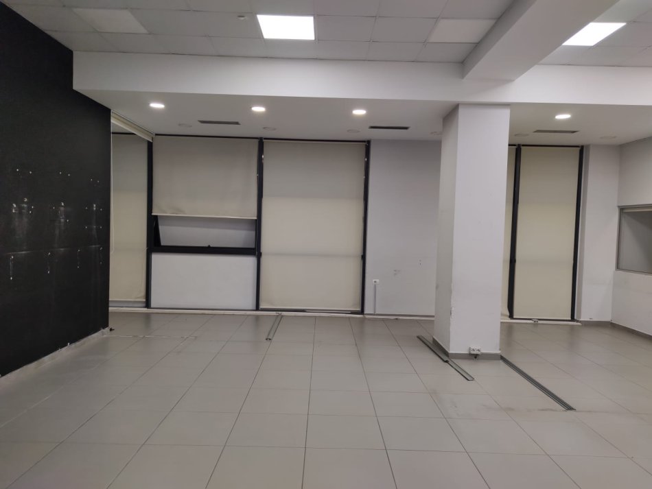 Jepet me qera zyre te Kristal Center 108 m2  me  4 poste parkimi 1400 euro ( Ideale per zyra te ndryshme , qender estetike , klinika etje )