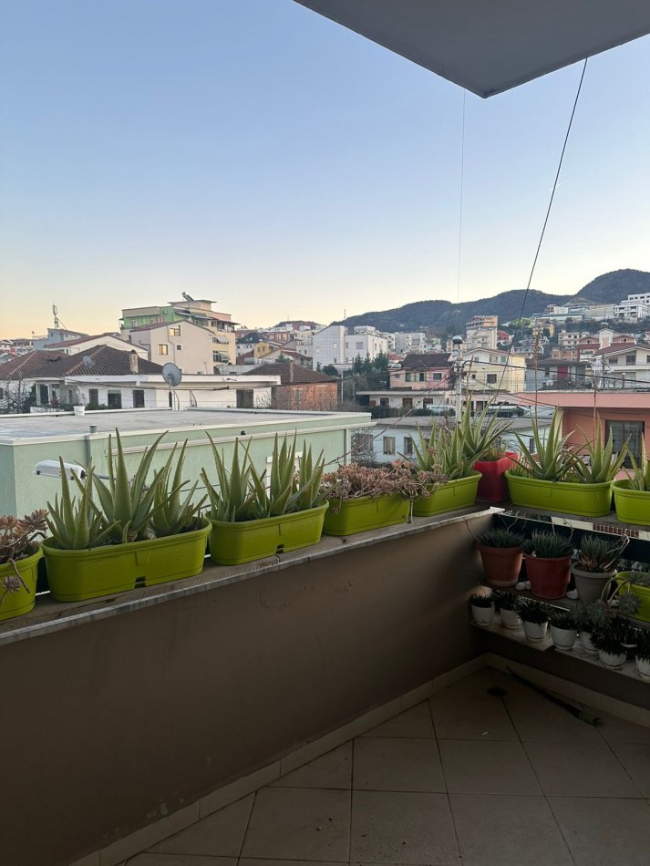 Tirane, jepet me qera apartament 1+1 (i mobiluar)   Kati 2, 74 m² 450 € (Selite)