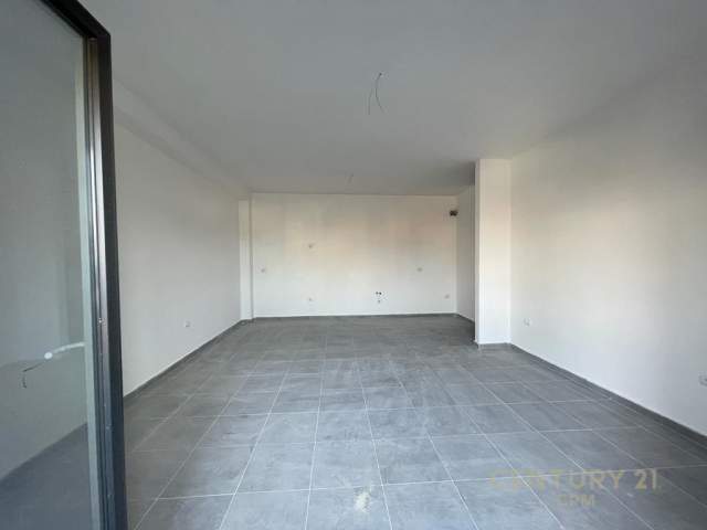 Tirane, jepet me qera zyre Kati 2, 94 m² 500 Euro (Stacioni i Trenit)