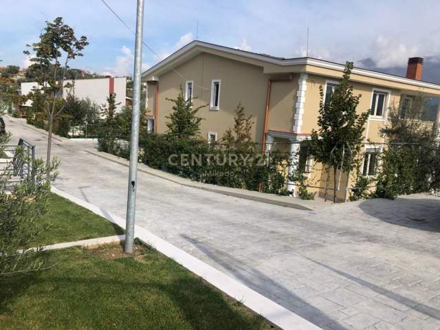 Tirane, shitet Vile 4+1+A+BLK Kati 0, 485 m² 340.000 Euro (Farke e Madhe)