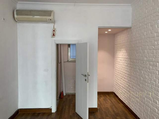 Tirane, shitet dyqan Kati 0, 35 m² 185.000 Euro (Pallatet Agimi)