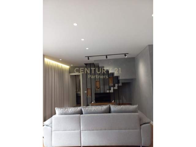 Tirane, shitet apartament duplex 2+1+A+BLK Kati 8, 152 m² 300.000 Euro (Rr. Barrikadave)