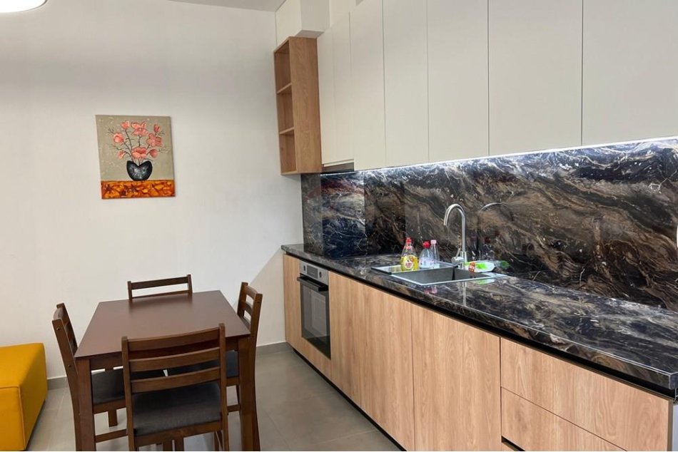 jepet me qera , 112 m² 750 € (Ofrohet per qira apartament 2+1 te Donika center prane Kafe Flora.)