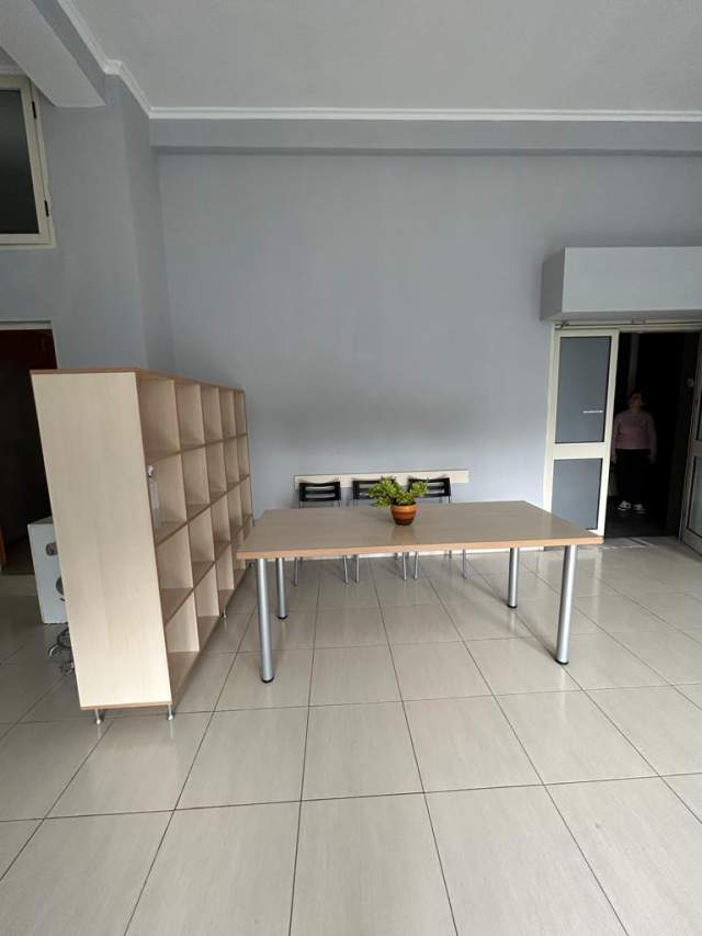 Tirane, jepet me qera ambjent biznesi Kati 2, 47 m² 45.000 Leke tek Ish Ekspozita